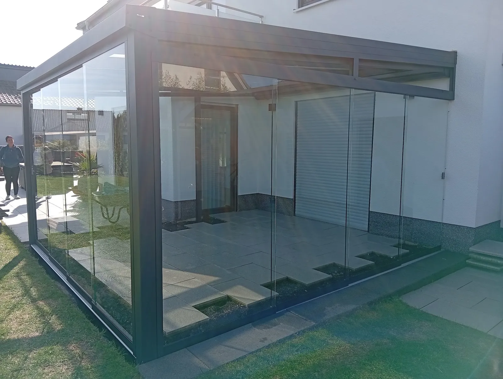 Ganzglas Schiebetüren an einer Terrassenüberdachung
