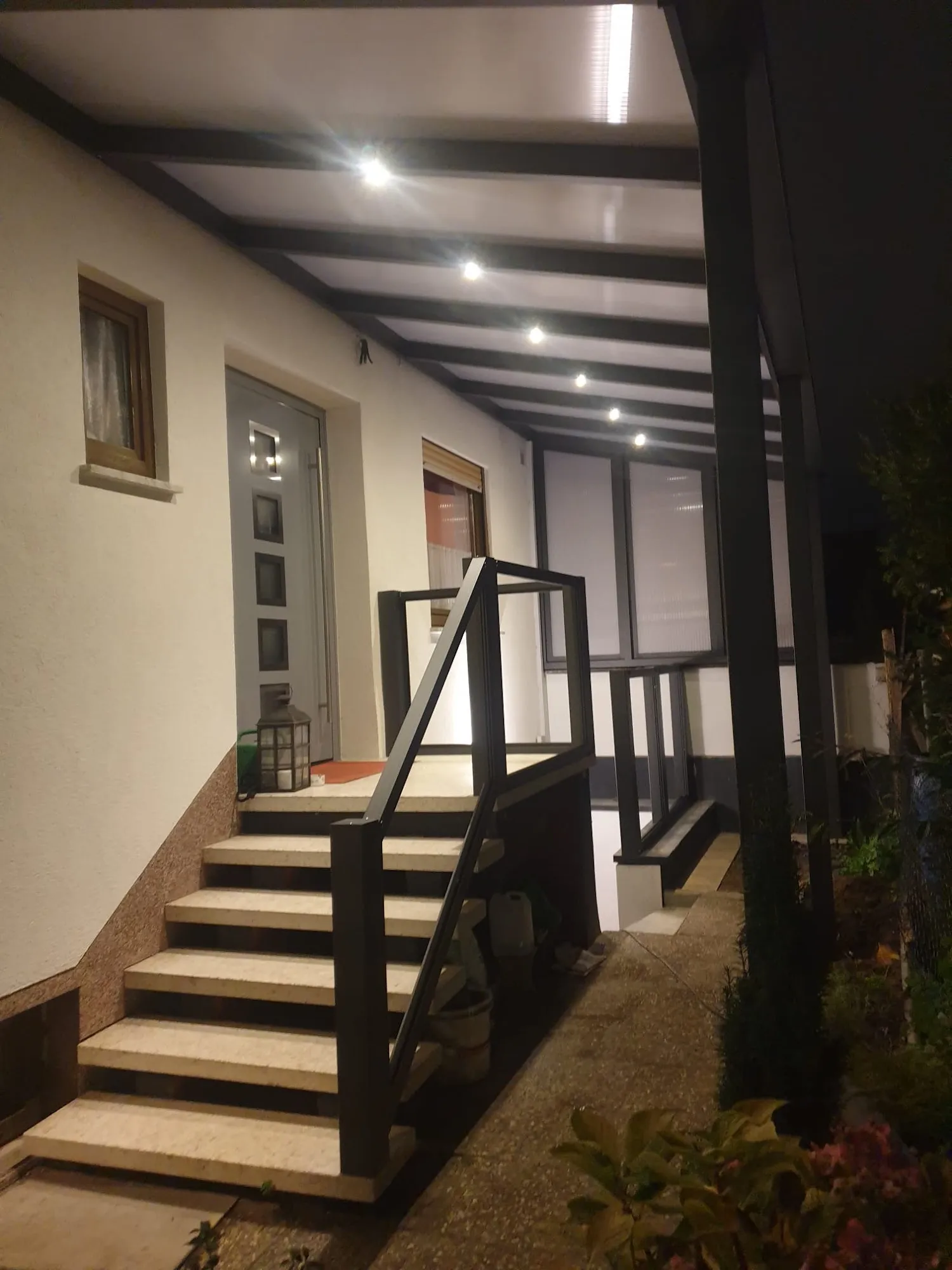 Nachtaufnahme Vordach mit integrierten LED Spots