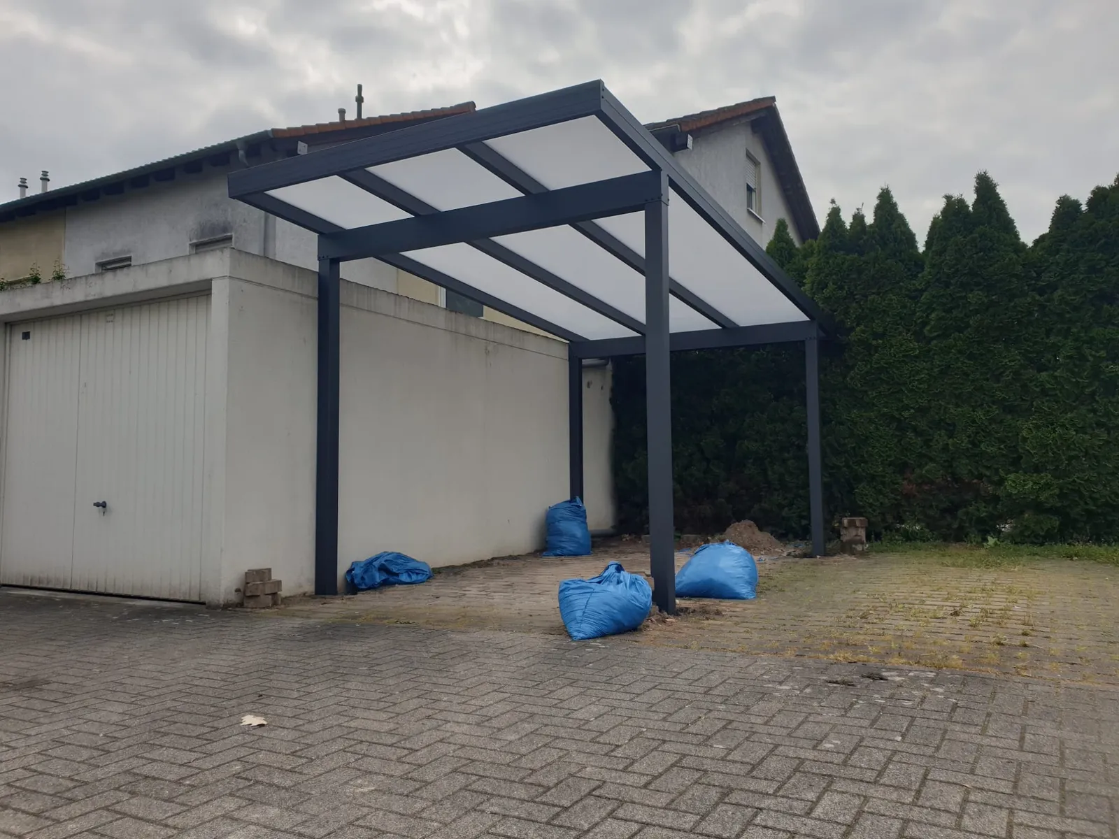 Aluminium Carport Konstruktion neben Hausgarage