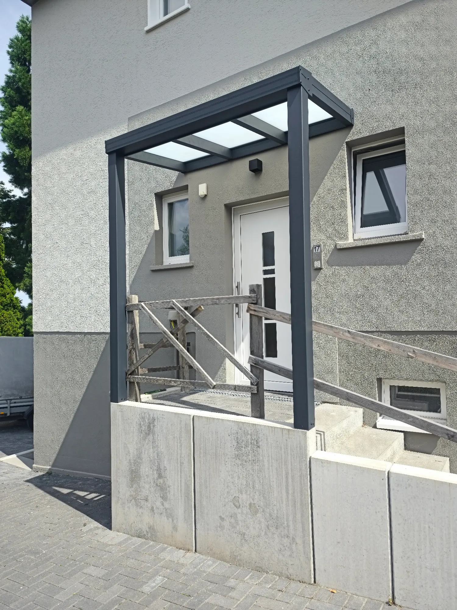 Eingangsüberdachung in Anthrazit mit Betonstufen