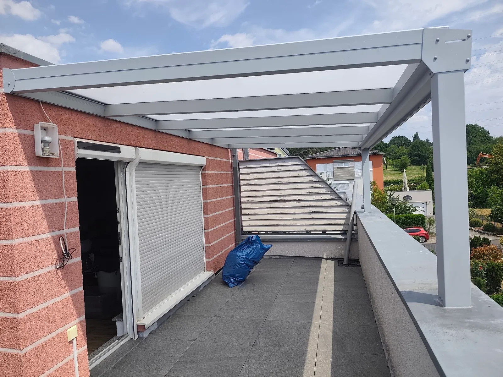Helle Aluminium Überdachung auf einer Dachterrasse